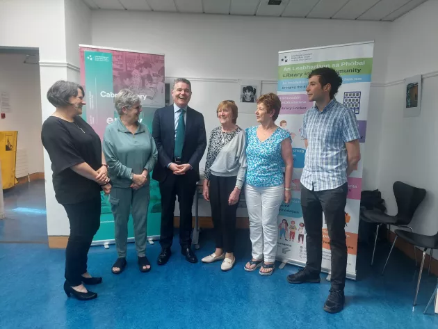 Minister Donohoe visits Cabra Library