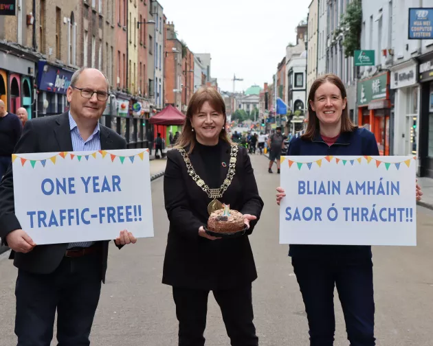 Photo of Lord Mayor Caroline Conroy celebrating 1 year traffic free on capel street