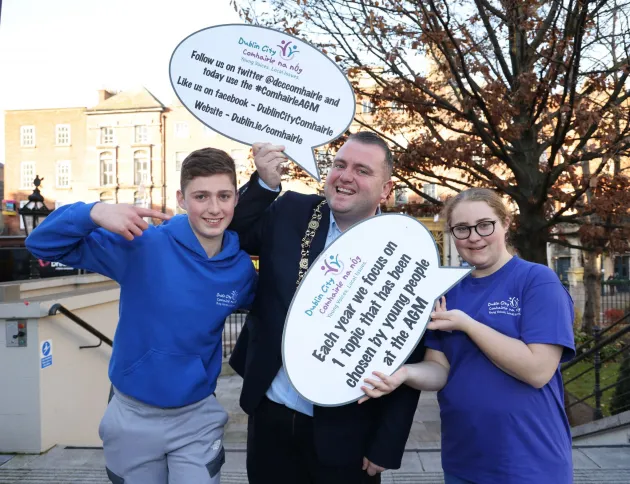 Image of the Lord Mayor and two members of Comhairle na nÓg