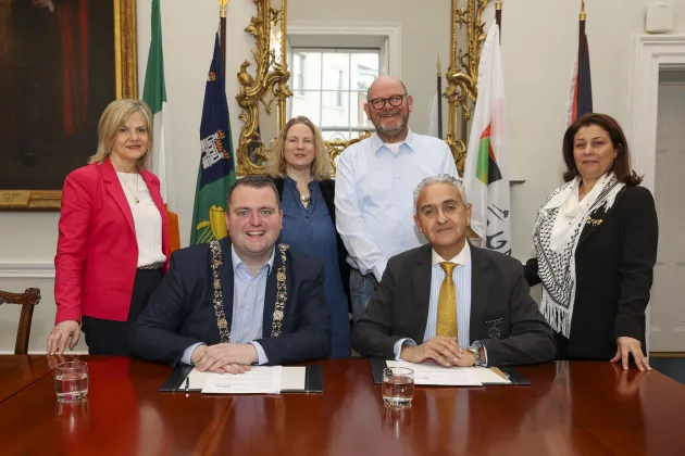 Lord Mayor of Dublin Daithí de Róiste and Mayor Issa Kassis of Ramallah, Palestine at the signing of the City to City Friendship Agreement, alongside Cllr Deirdre Heney, Mary MacSweeney, Executive Manager of Culture, Recreation and Economic Services, Dublin City Council, Cllr Daithí Doolan and Palestinian Ambassador to Ireland Dr Jilan Wahba Abdalmajid. Credit Fennell Photography