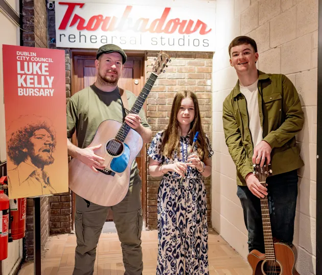 inger George Murphy pictured with emerging folk artists Julia McCarthy Dillon (13) and Daniel Doherty (19) from Ashborne,