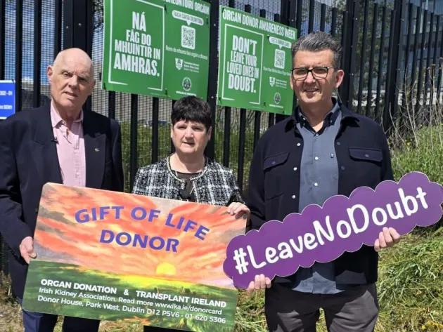 Paul and Annette Bryan with Dublin City Council staff member John Kelly, supporting the Irish Kidney Association’s Organ Donor Awareness Week. 