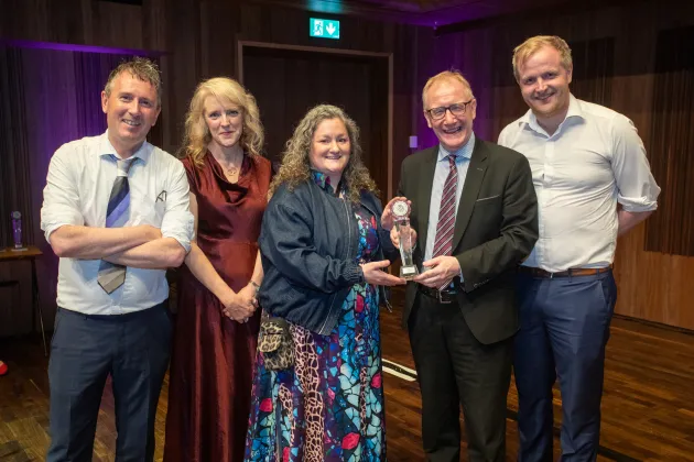 Ghaeilge365 staff holding award