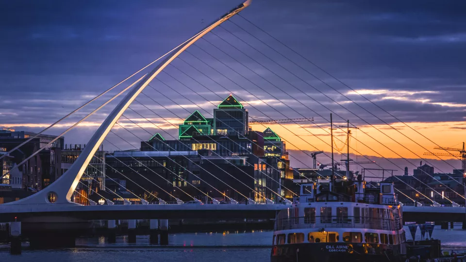 Samuel Beckett Bridge at dusk 