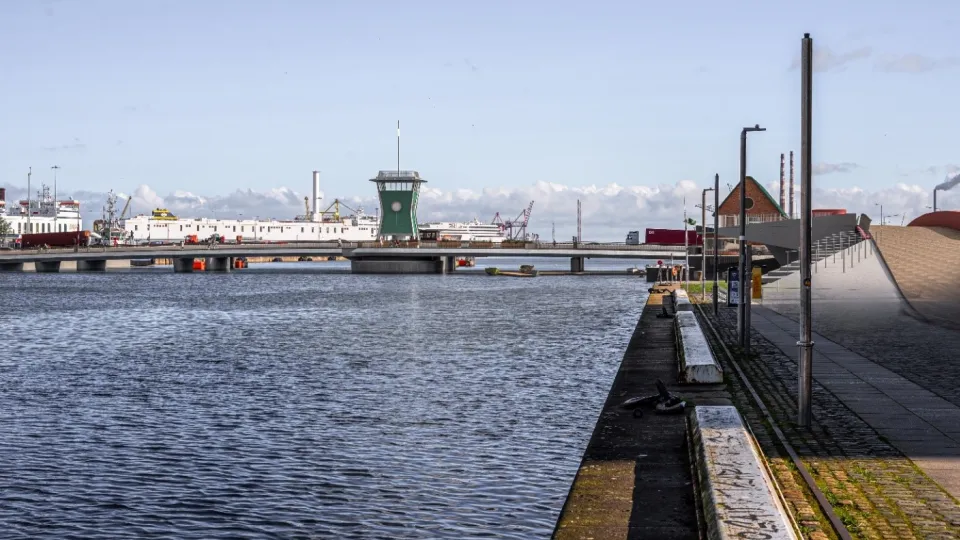 View of the newly proposed Point Bridge and control tower from Sir John Rogerson’s Quay. It is 150 metres long and has the same span arrangement as the existing Tom Clarke Bridge.